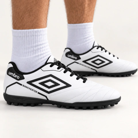 Chuteira Umbro Society Manchester Adulto Unissex Sintética com Costuras de Reforço Palmilha EVA Macia para Jogar Futebol em Grama Sintética