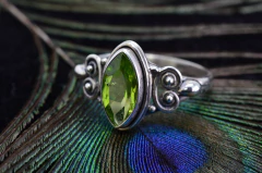 Anel em prata 925 com pedra natural - peridoto lapidado - Artes da Asia