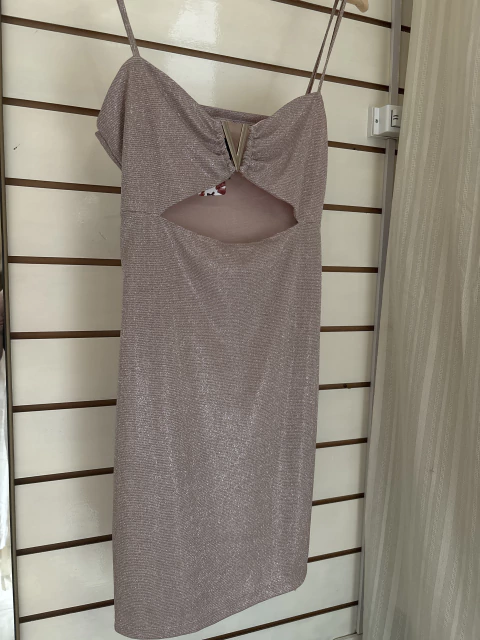 Vestido corto rosa con brillos