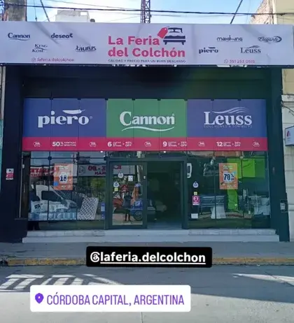 Fachada real de La Feria del Colchón con vidriera y cartelería de marcas