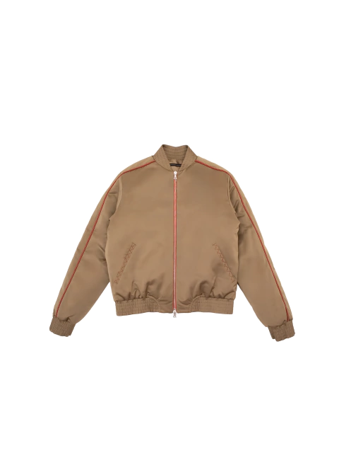Jaqueta bomber masculina em nylon satin bege com detalhes em laranja, vista frontal.