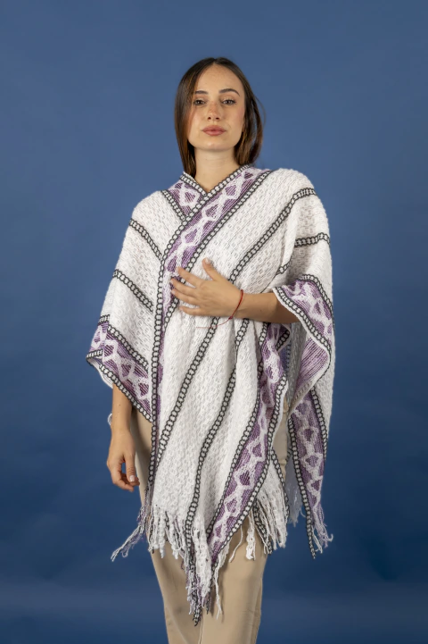 Ruana Tejida con Diseño Mujer