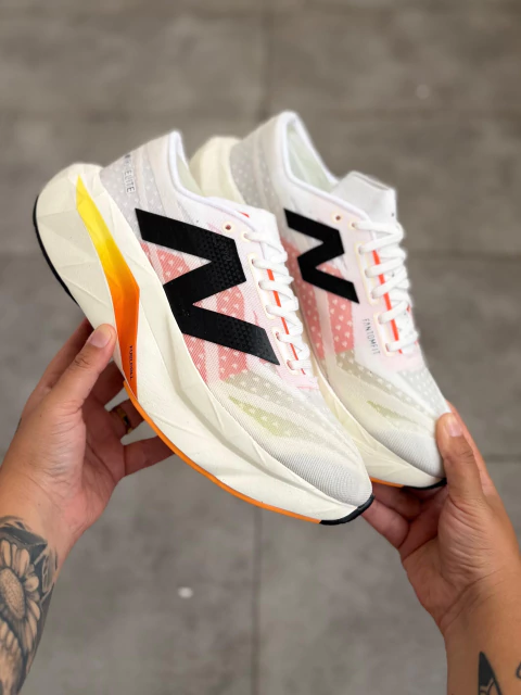 Tênis New Balance Fuelcell Rebel V4 - BRANCO/SUNSET - comprar online