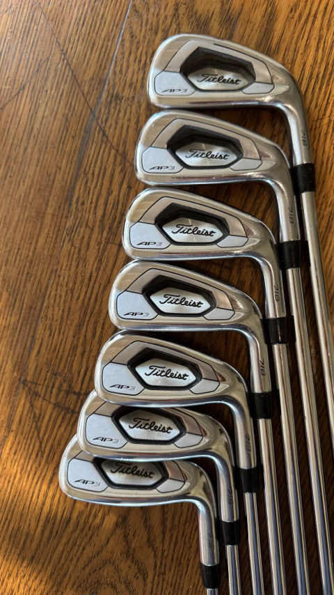 Set de hierros TITLEIST AP3 vara regular.