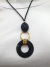 Colar feminino moderno preto com aro dourado - comprar online