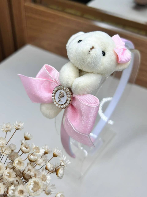 Tiara com ursinho de pelúcia e laço