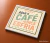 Quadro Aqui o Café Nunca Esfria - Âmbar Quadros
