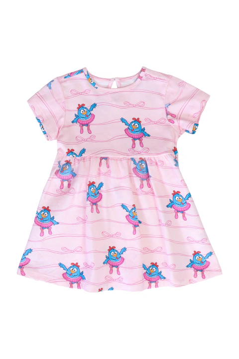 VESTIDO GALINHA PINTADINHA, COM ESTAMPA ALEGRE DA PERSONAGEM EM FUNDO ROSA DELICADO COM BABADO NA SAIA.