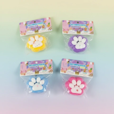 Cuatro squishys antiestrés en forma de pata de gato, de colores amarillo, morado, celeste y rosa, empaquetados individualmente en plástico transparente.