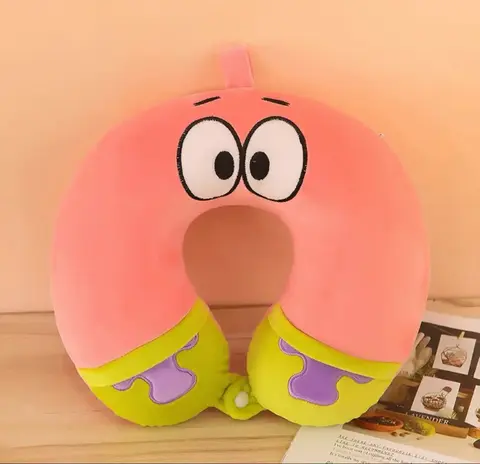 Almohada de viaje en forma de U con diseño del personaje Patricio de Bob Esponja, color rosa con pantalones verdes y detalles morados.