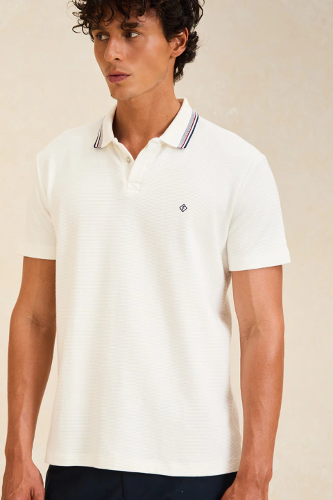 Polo Off White Forum em Malha Texturizada