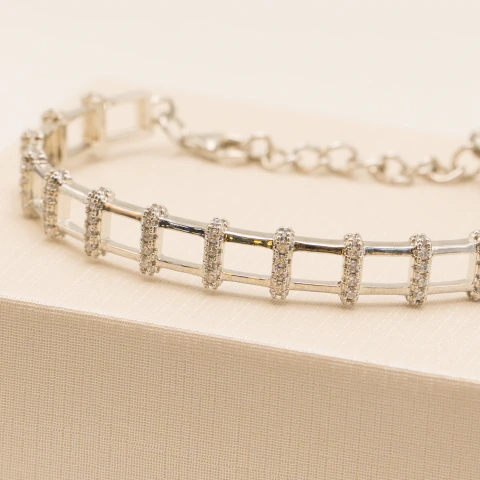 BRACELETE RETANGULAR 17 COLUNAS CRAVEJADO - PRATEADO COM BANHO DE RODIO