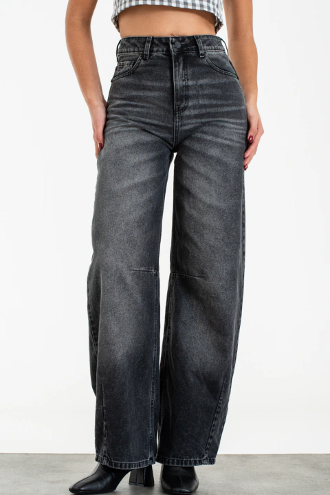 Jeans baggy rígido tiro alto, calce relaxed, localizado