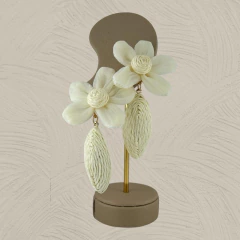 BRINCO ARTESANAL FLOR E CASTANHA