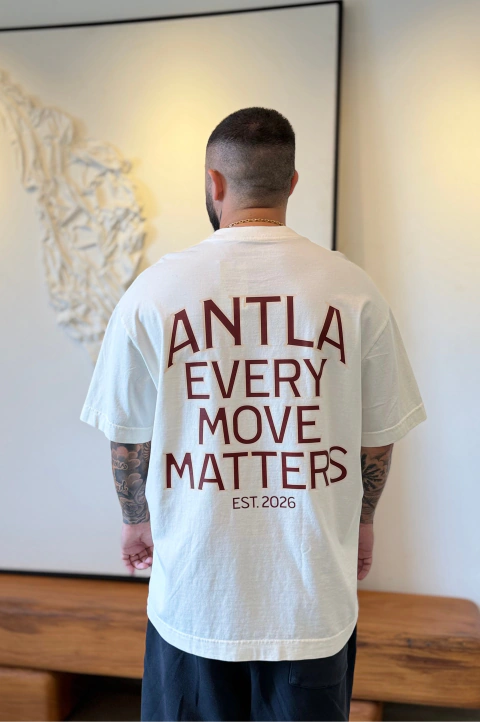 Camiseta Oversized ANTLA EVERY MOVE MATTERS (OFF WHITE)