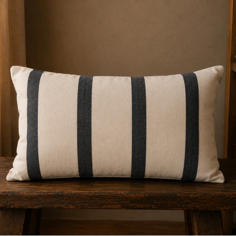 Funda blanca con estampa de lineas en tostado con relleno desmontable 40x60 cm.