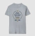 Camiseta cinza masculina e feminina com estampa comemorativa dos 60 anos, incluindo texto e elementos náuticos