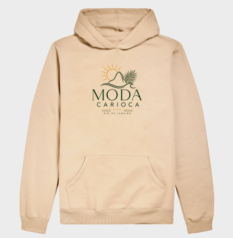 Moletom bege com capuz e bolso canguru, estampa frontal da marca Moda Carioca com sol, montanha e folha