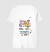 Camiseta branca com estampa colorida escrita "Pai mãe que também é pai" em letras decorativas e florais