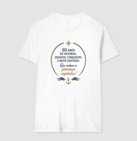 Camiseta unissex branca com estampa 60 anos, âncora e frase de aniversário - Moda Carioca