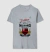 Camiseta cinza mescla com estampa em homenagem ao Dia dos Pais do Flamengo, com frase "Existem bons pais, mas os melhores torcem para o Flamengo" e brasão do time