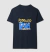 Camiseta azul marinho com estampa amarela e azul escrita "Padrasto é Pai de coração"