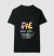 Camiseta preta com estampa colorida com texto "Pai mãe que também é pai" em diferentes fontes e cores