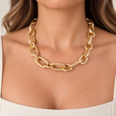 Colar Folheado Dourado com Elos Alongados e Texturizados