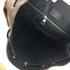 Mochila Louis Vuitton Christopher na internet