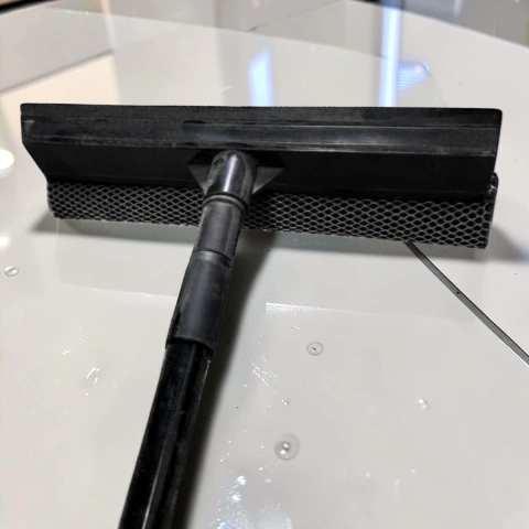 LIMPIAVIDRIOS CON CABO EXTENSIBLE