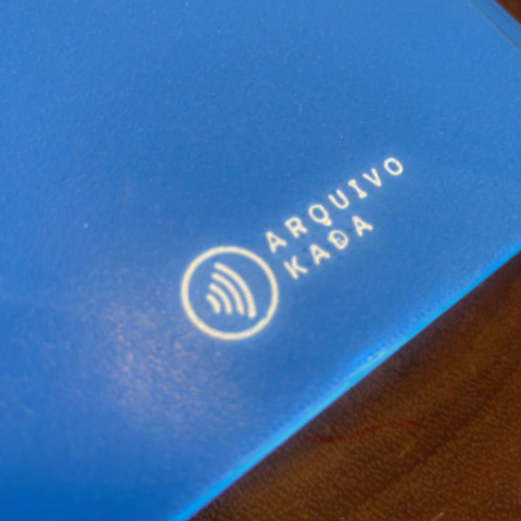 Detalhe do ícone de sinal de transmissão NFC na contracapa do produto.