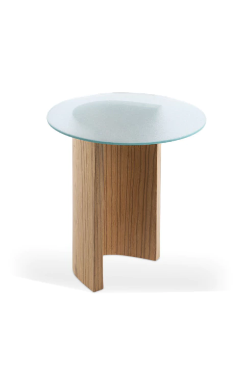 Mesa lateral Casca - Tampo de vidro texturizado, com base em lâmina natural louro freijó - L 40 cm x A 50 cm. - comprar online