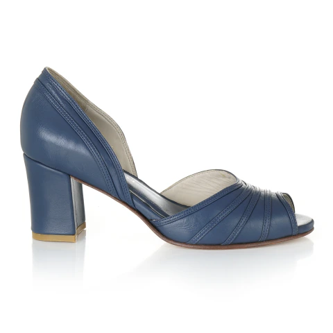 Sandália Telma couro azul feita à mão.