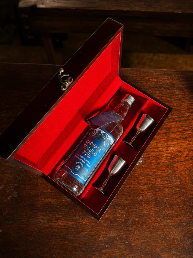 Kit R&oacute;tulo Azul, 700&nbsp;mL &middot; 2 ta&ccedil;as, no estojo de madeira