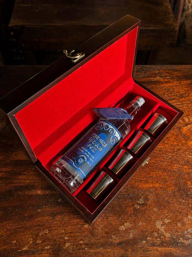 Kit R&oacute;tulo Azul, 700&nbsp;mL &middot; 4 copos, no estojo de madeira