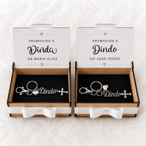 KIT PROMOVIDO A DINDO e DINDA – Chaveiro Semijoia + Caixa Premium | Batizado, Crisma, Casamento