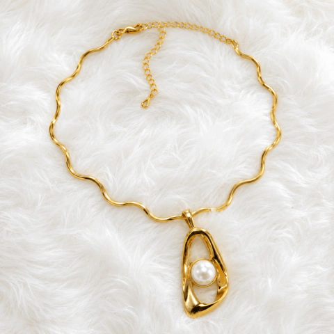 Choker Semijoia Luxo Linhas Orgânicas e Pérola Banhado a Ouro