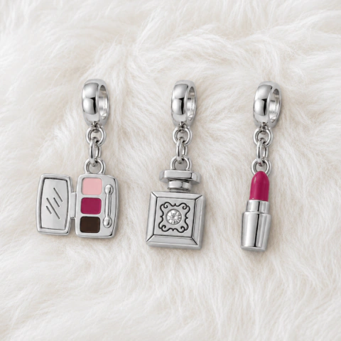 Conjunto de Berloques Semijoia Maquiadora Batom, Perfume e Estojo Banhada a Ouro ou Prata