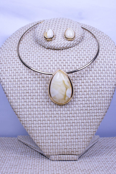 Conjunto Choker Aro Gota Resinada Bege