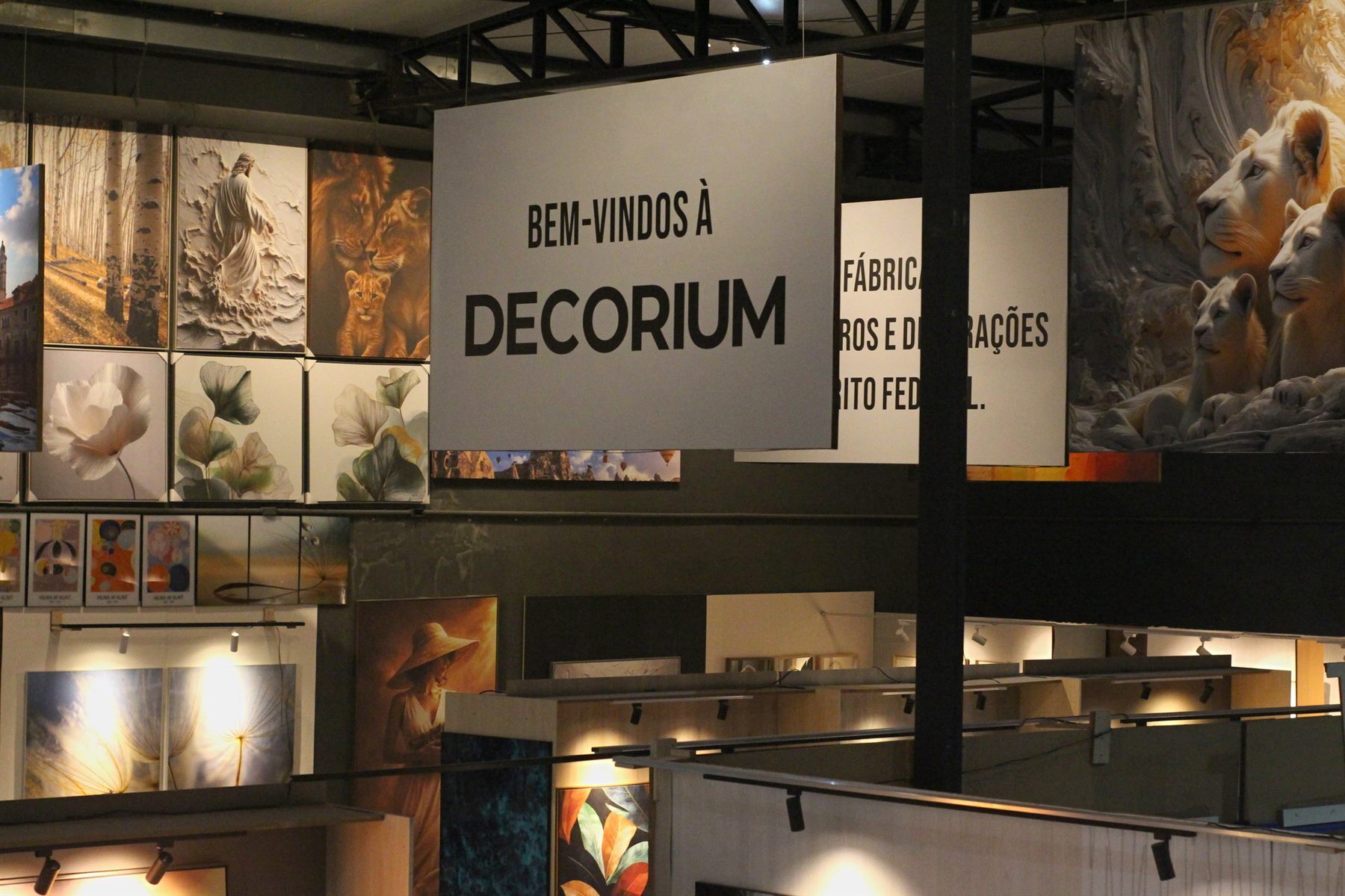 Área interna da Decorium com quadros expostos