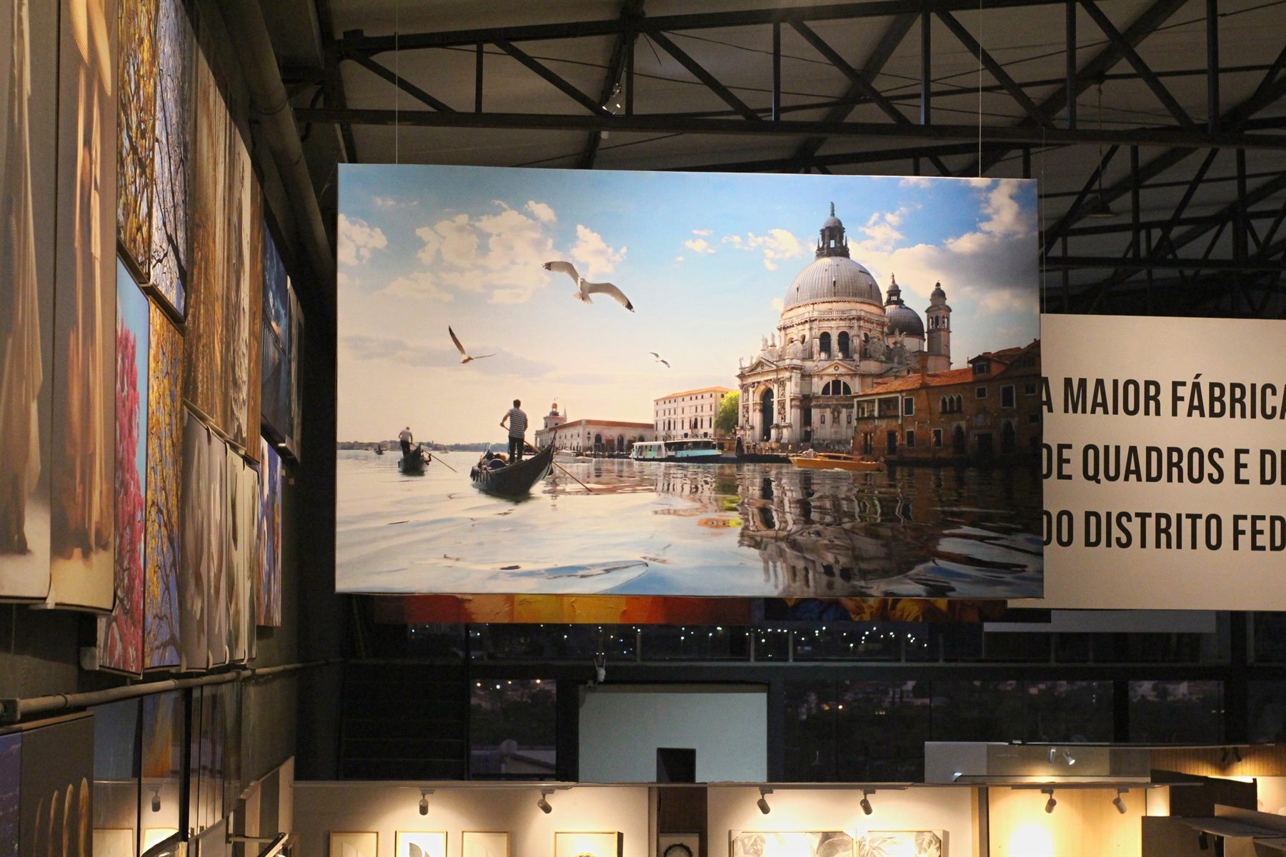 Quadro grande em exposição no showroom Decorium