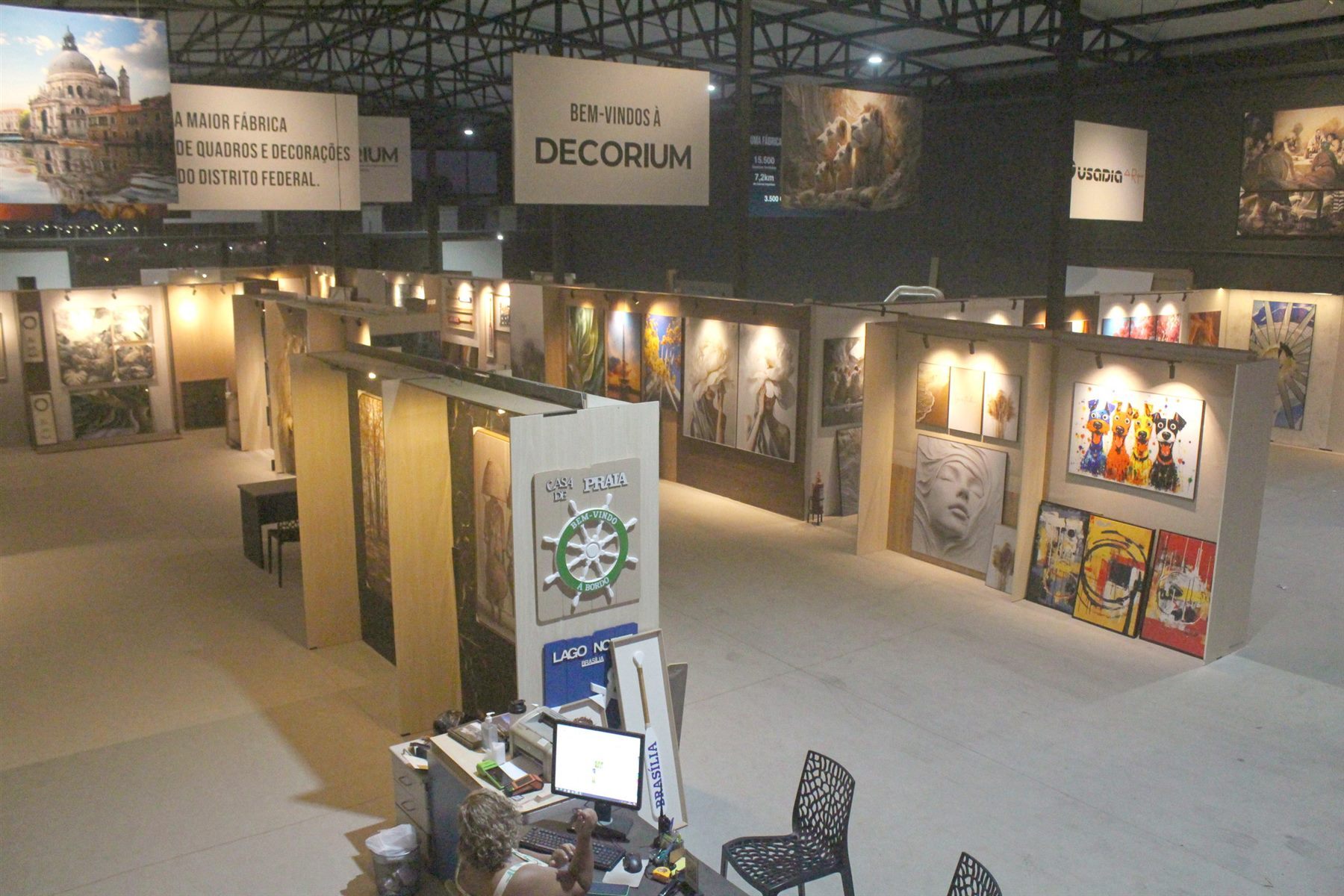 Showroom amplo da Decorium com quadros expostos