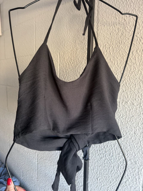 Top con pinza y nudo en la espalda