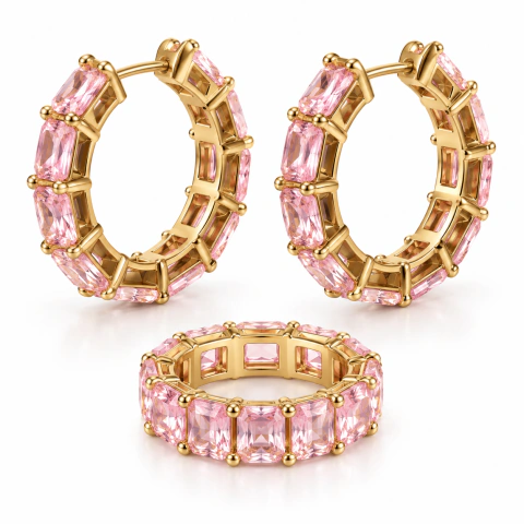 Conjunto Aura com par de brincos de argola e anel aro 21, banhados a ouro 18K e cravejados com zircônias rosas, sobre fundo branco.