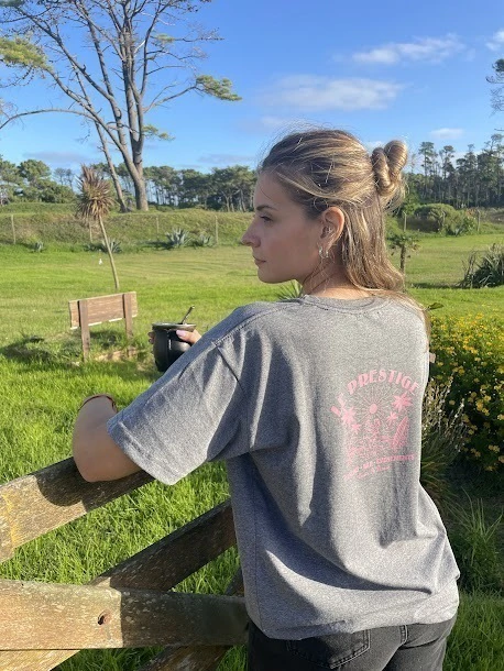 REMERA LE PRESTIGE GRIS (estampa rosa)