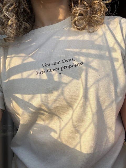 Camiseta 'Um com Deus. Inteira em propósito.'