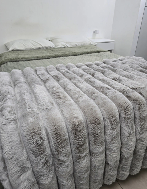 Manta símil piel de conejo Jacquard (Pie de Cama) 150X130
