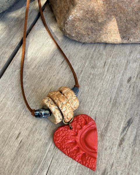 Collar con piezas modeladas a mano. - comprar online