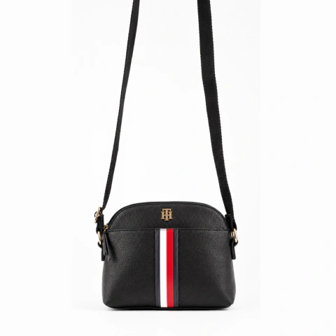 Bolsa crossbody negra de Tommy Hilfiger con bolsillo frontal y detalle de franjas en colores rojo, blanco y azul
