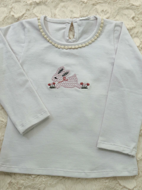 Remera blanca coneja
